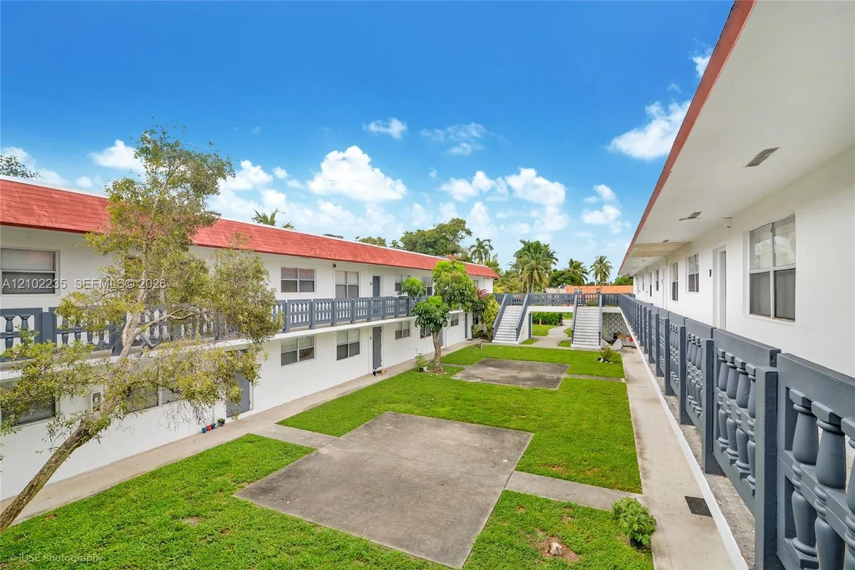 111 NW 152nd St #01, Miami: photo 1 of 9