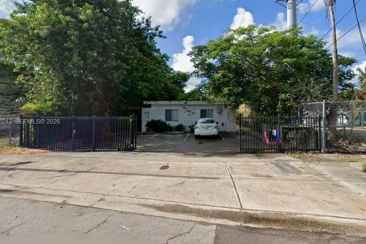 666 NW 35th St #2, Miami: photo 1 of 8