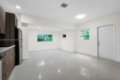 18 NW 45th St #A, Miami: photo 1 of 23