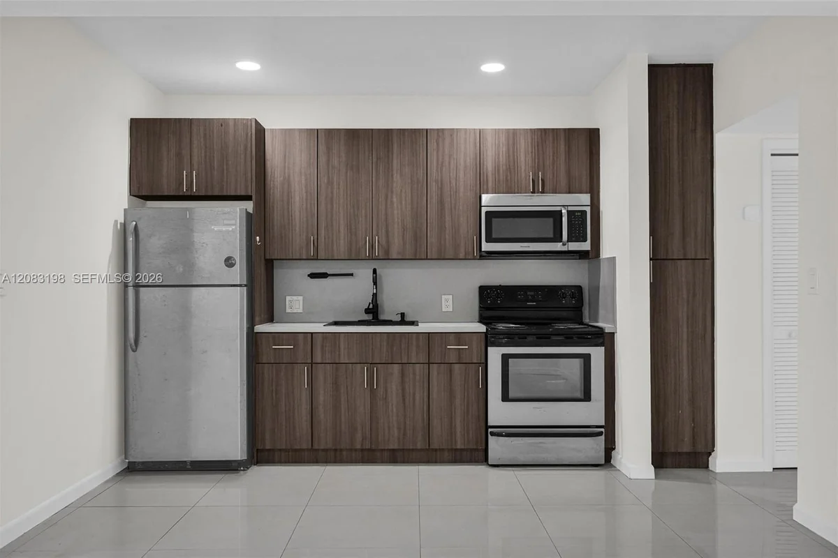 18 NW 45th St #B, Miami: photo 1 of 25