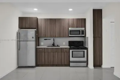 18 NW 45th St #B, Miami: photo 1 of 25