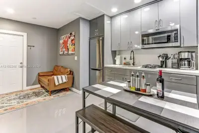 2302 Taylor St #3, Hollywood: photo 1 of 8