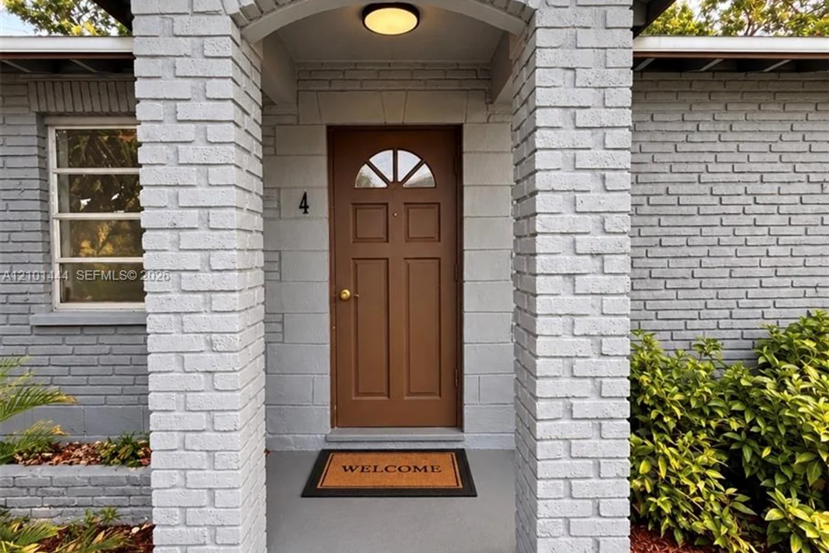 381 NW 43rd Ct #4, Oakland Park: photo 1 of 7
