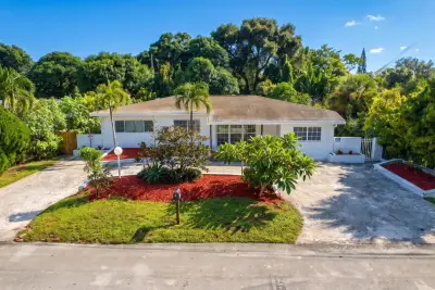 110 NE 152nd St, Miami: photo 1 of 19