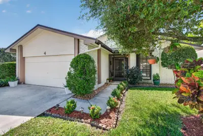 4 Fawlkland Cir, Boynton Beach: photo 1 of 23