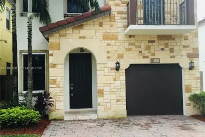 10310 NW 70th Ter, Doral: photo 1 of 39