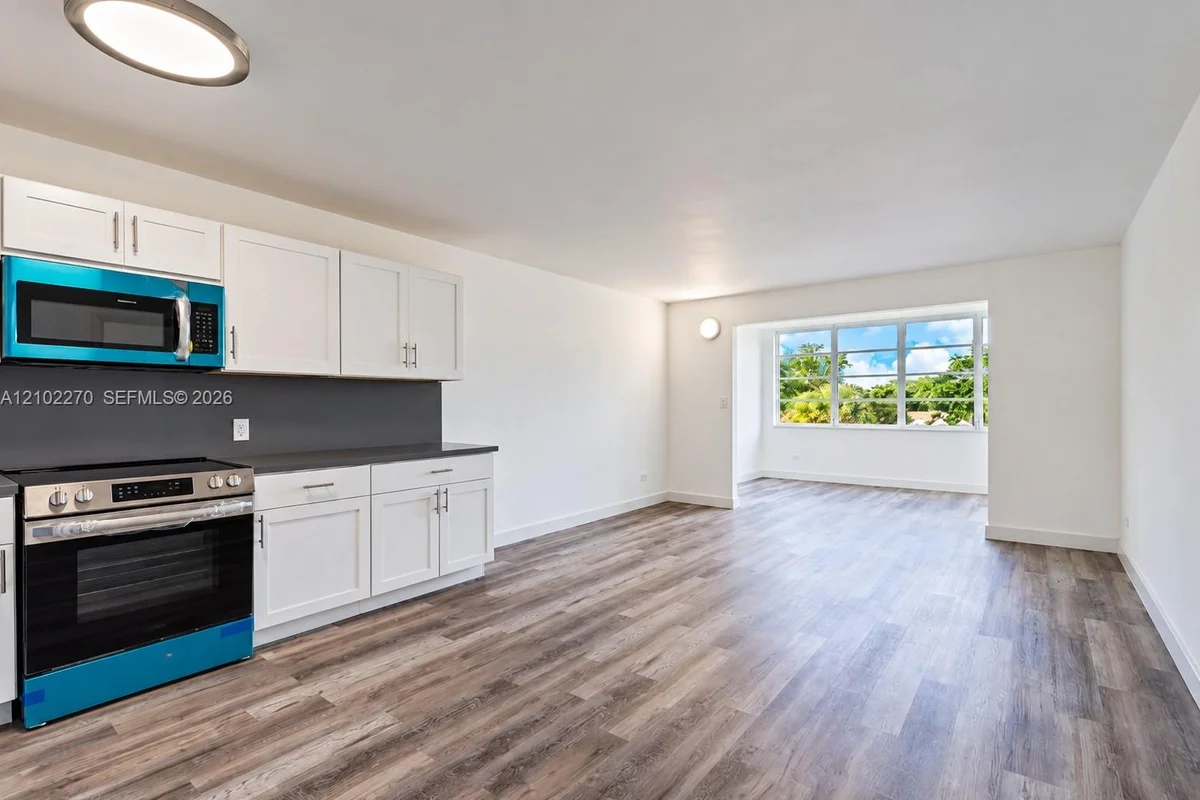 445 NE 195 Th St #330, Miami: photo 1 of 11