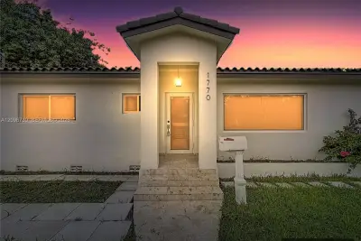 1770 SW 17th Ave, Miami: photo 1 of 38