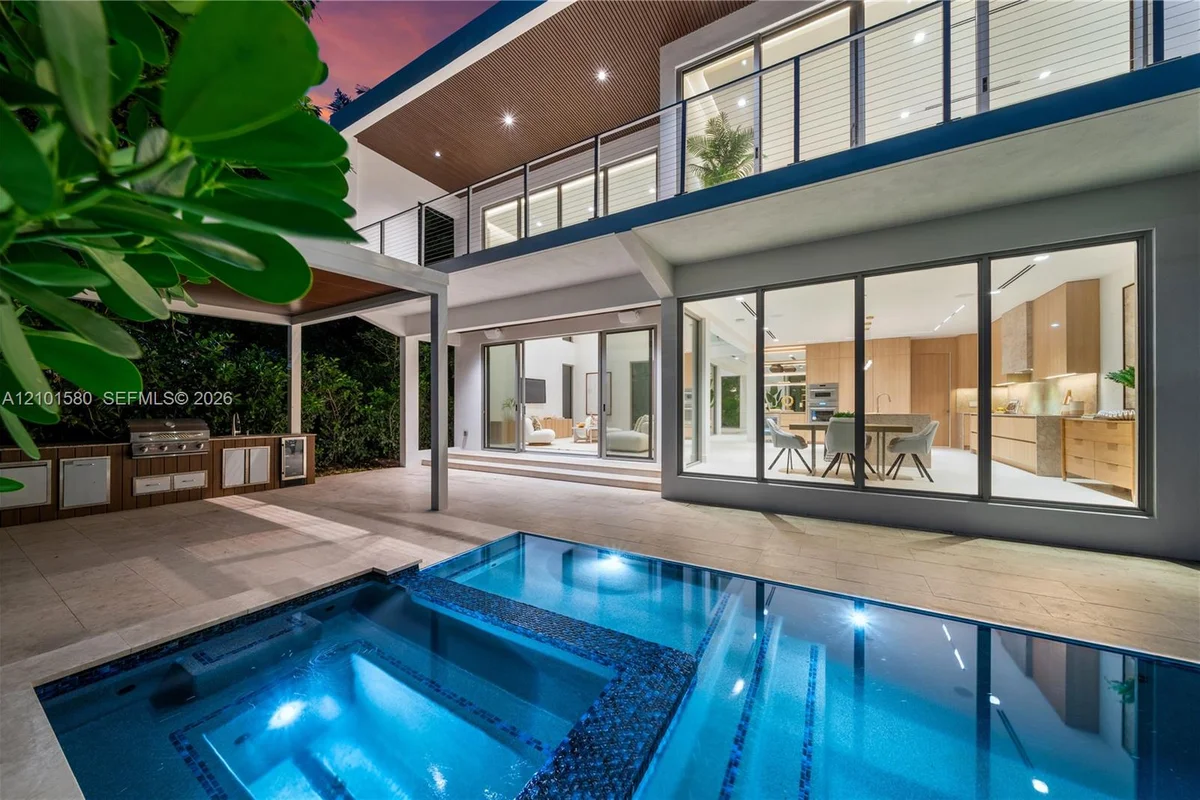 4125 NW 5th Ave, Miami: photo 1 of 43