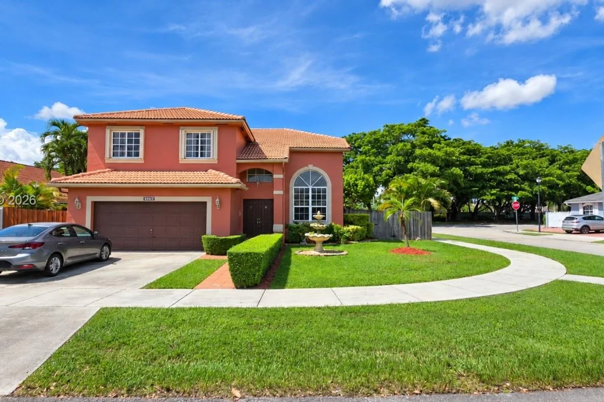 9010 SW 166th Pl, Miami: photo 1 of 37