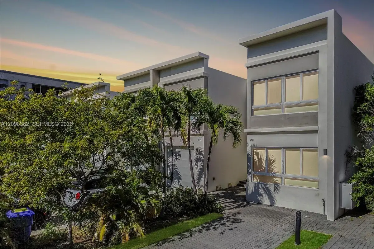 2461 NE 135th St, North Miami: photo 1 of 36