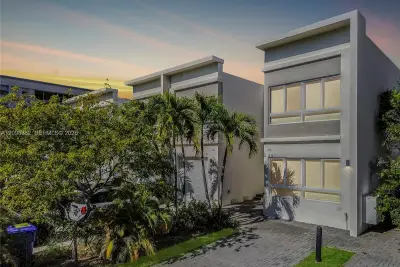 2461 NE 135th St, North Miami: photo 1 of 36