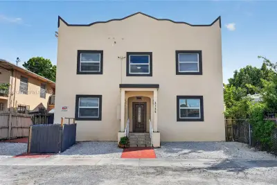 2756 SW 4th St #7, Miami: photo 1 of 17