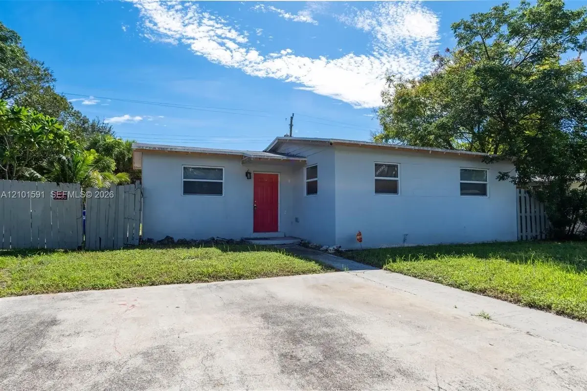 2340 NE 3rd Ave, Pompano Beach: photo 1 of 17