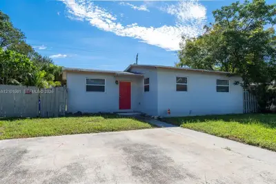 2340 NE 3rd Ave, Pompano Beach: photo 1 of 17