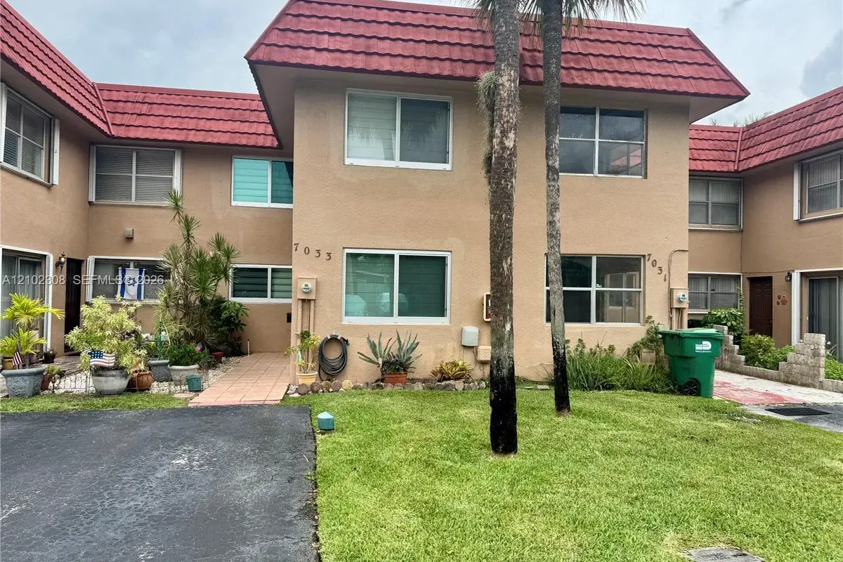 7033 NW 169th St, Hialeah: photo 1 of 9