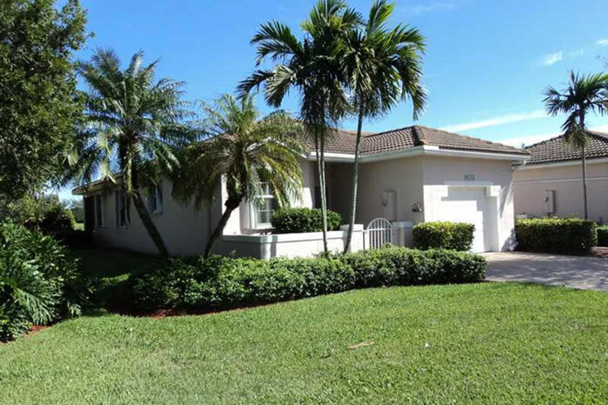 2451 Aragon Blvd #1, Sunrise: photo 1 of 8