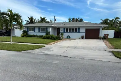 1104 SE 14th St, Deerfield Beach: photo 1 of 9