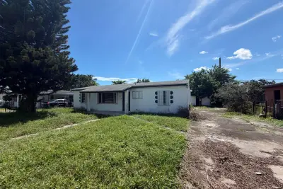 2850 NW 160th St, Miami Gardens: photo 1 of 14