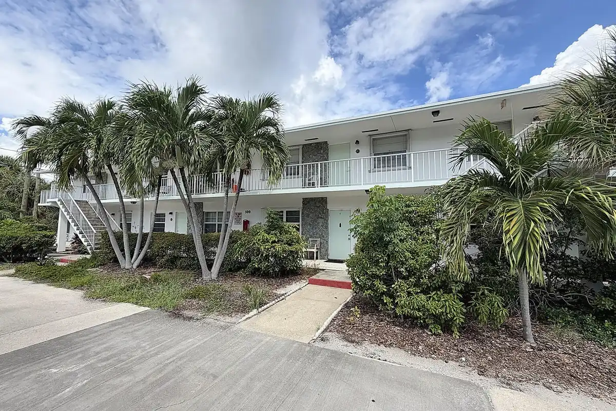 500 1st Ave S #203, Lake Worth Beach: photo 1 of 3