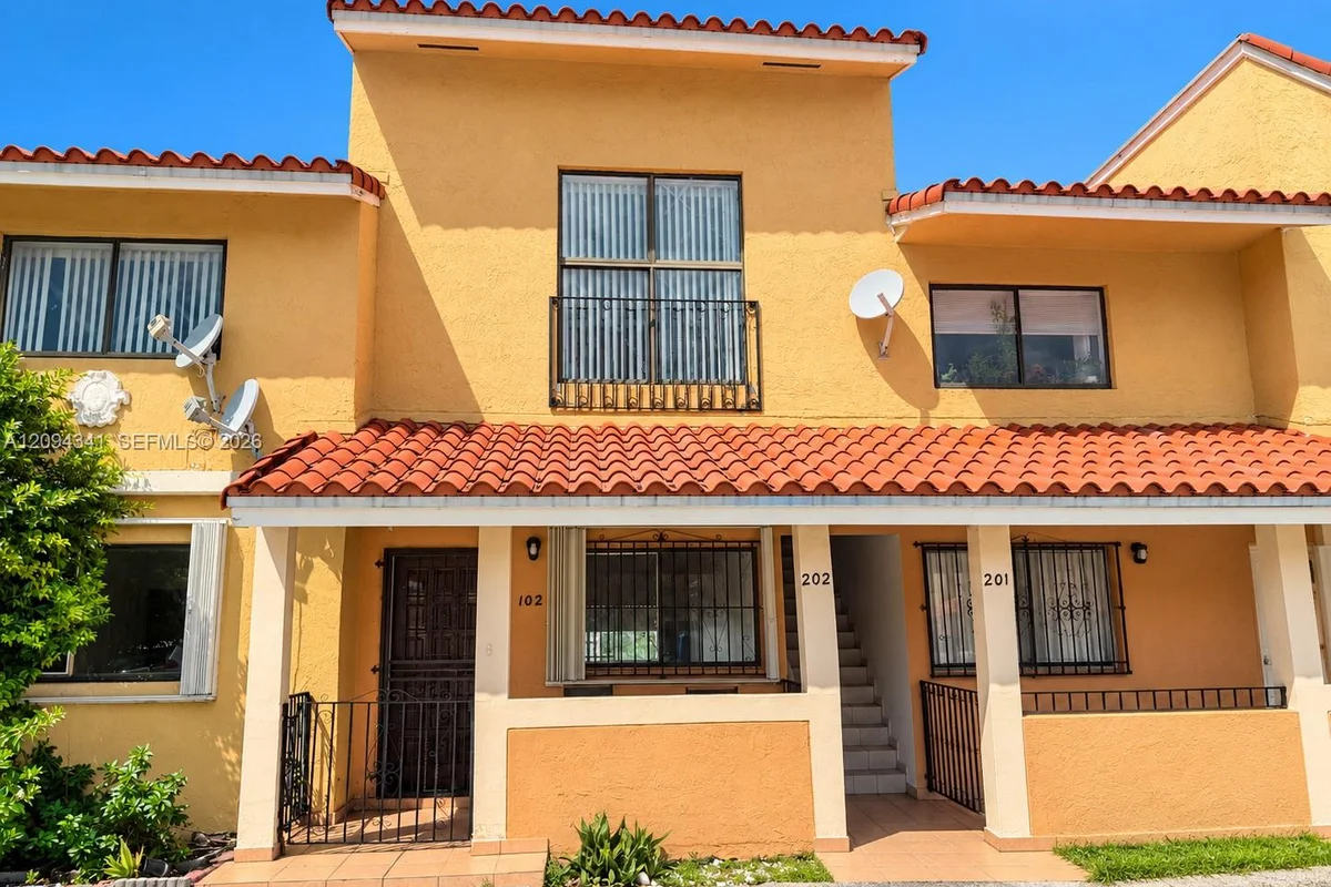 2775 W 61st St #102, Hialeah: photo 1 of 11