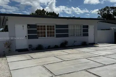 831 NW 24th Ave, Miami: photo 1 of 34
