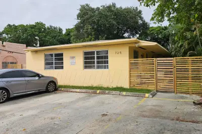 725 NE 126th St, North Miami: photo 1 of 6