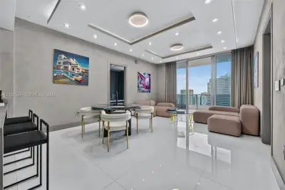 200 Biscayne Boulevard Way #5010, Miami: photo 1 of 26
