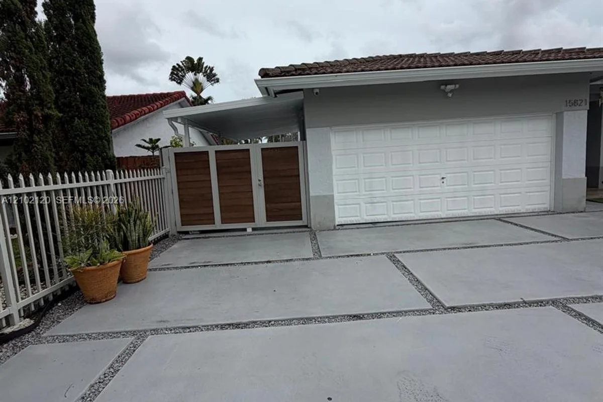 15821 SW 141st Ct #1, Miami: photo 1 of 24