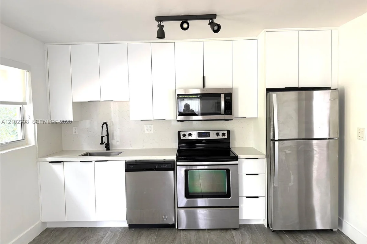 1184 NE 112th St #A, Miami: photo 1 of 9