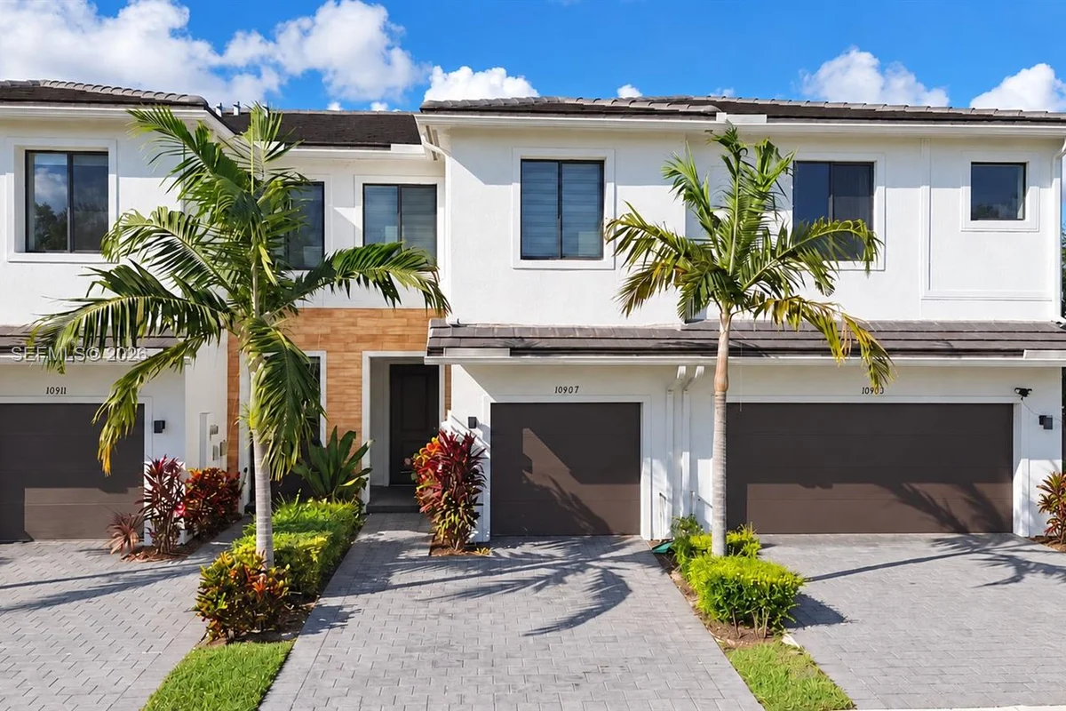 10907 SW 233rd St, Homestead: photo 1 of 25