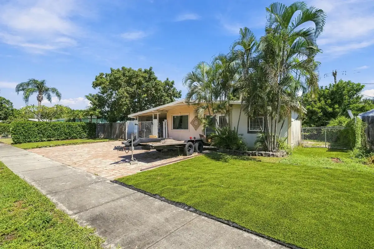 4320 NE 18th Ave, Pompano Beach: photo 1 of 9