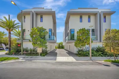 2694 SW 25th Ave, Miami: photo 1 of 23