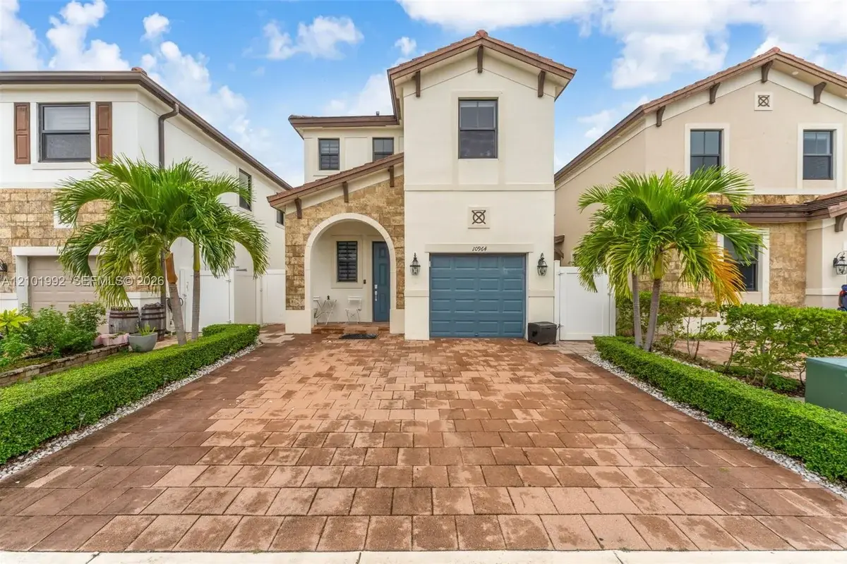10964 W 35th Ln, Hialeah: photo 1 of 31