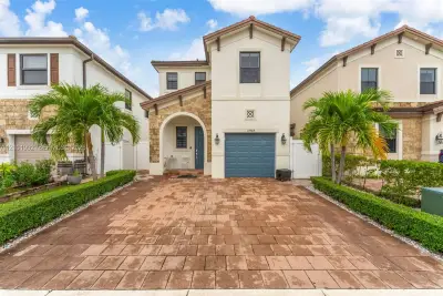10964 W 35th Ln, Hialeah: photo 1 of 31