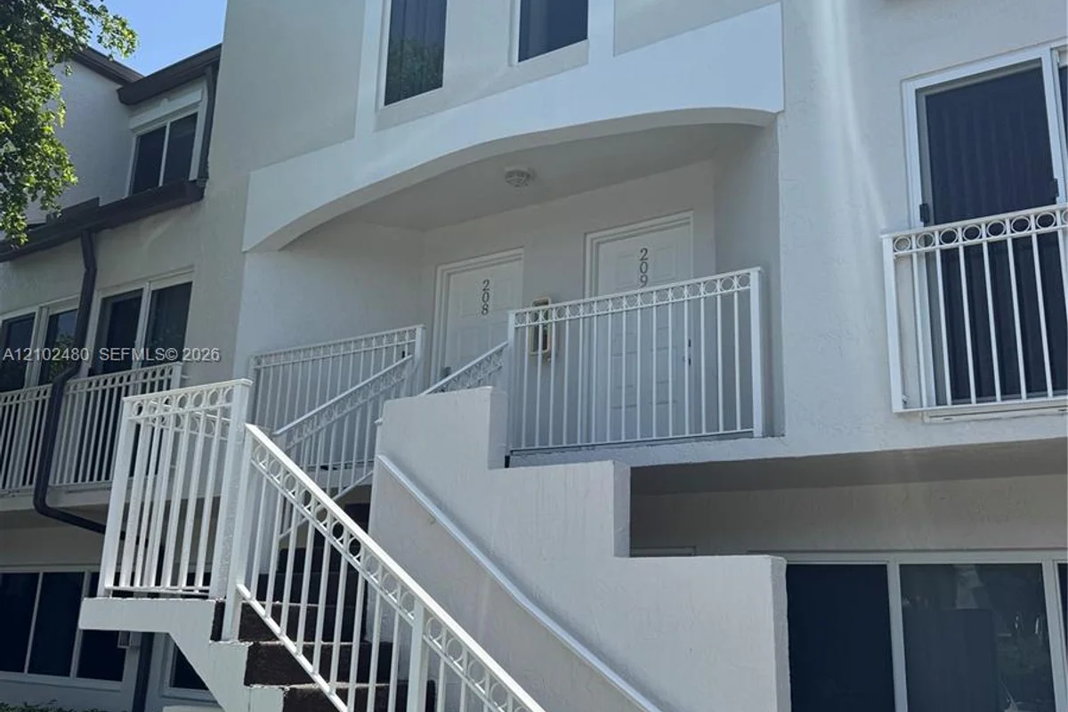 8670 NW 6th Ln #4-208, Miami: photo 1 of 17