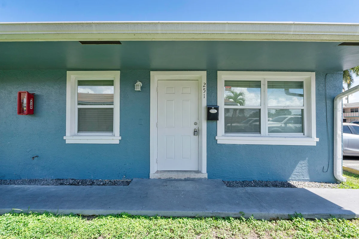 251 NE 40th St, Oakland Park: photo 1 of 13