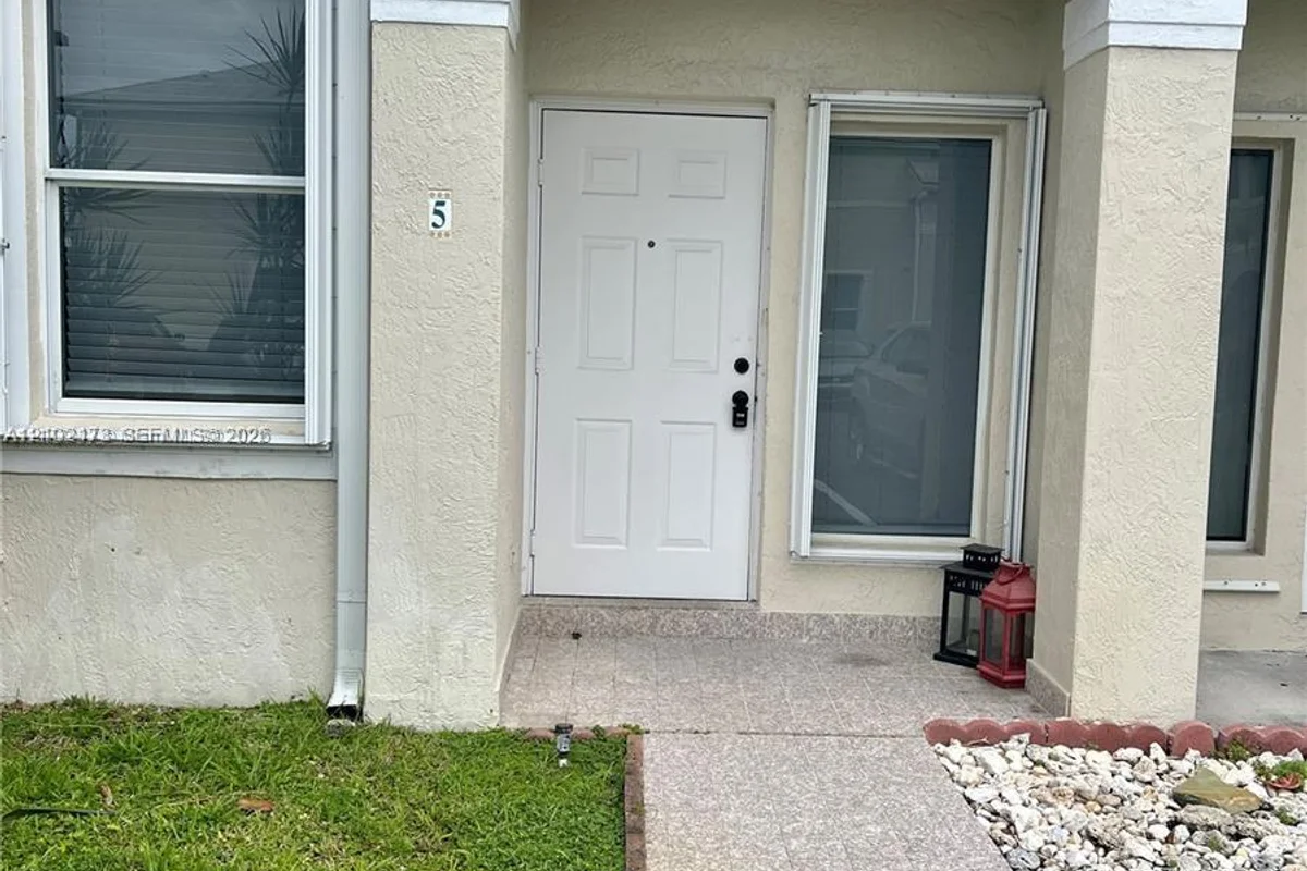 Townhouse in Miami: photo 1 of 34