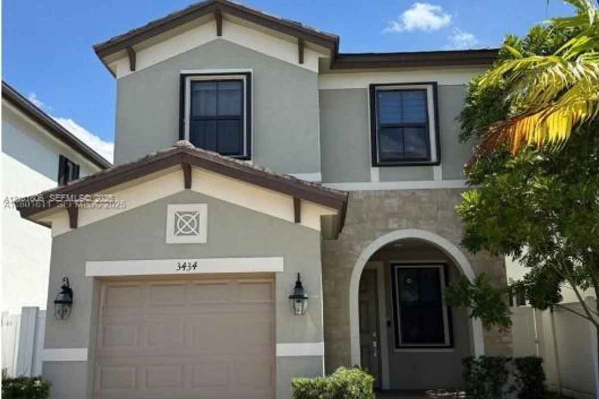 3434 W 108th St, Hialeah: photo 1 of 26