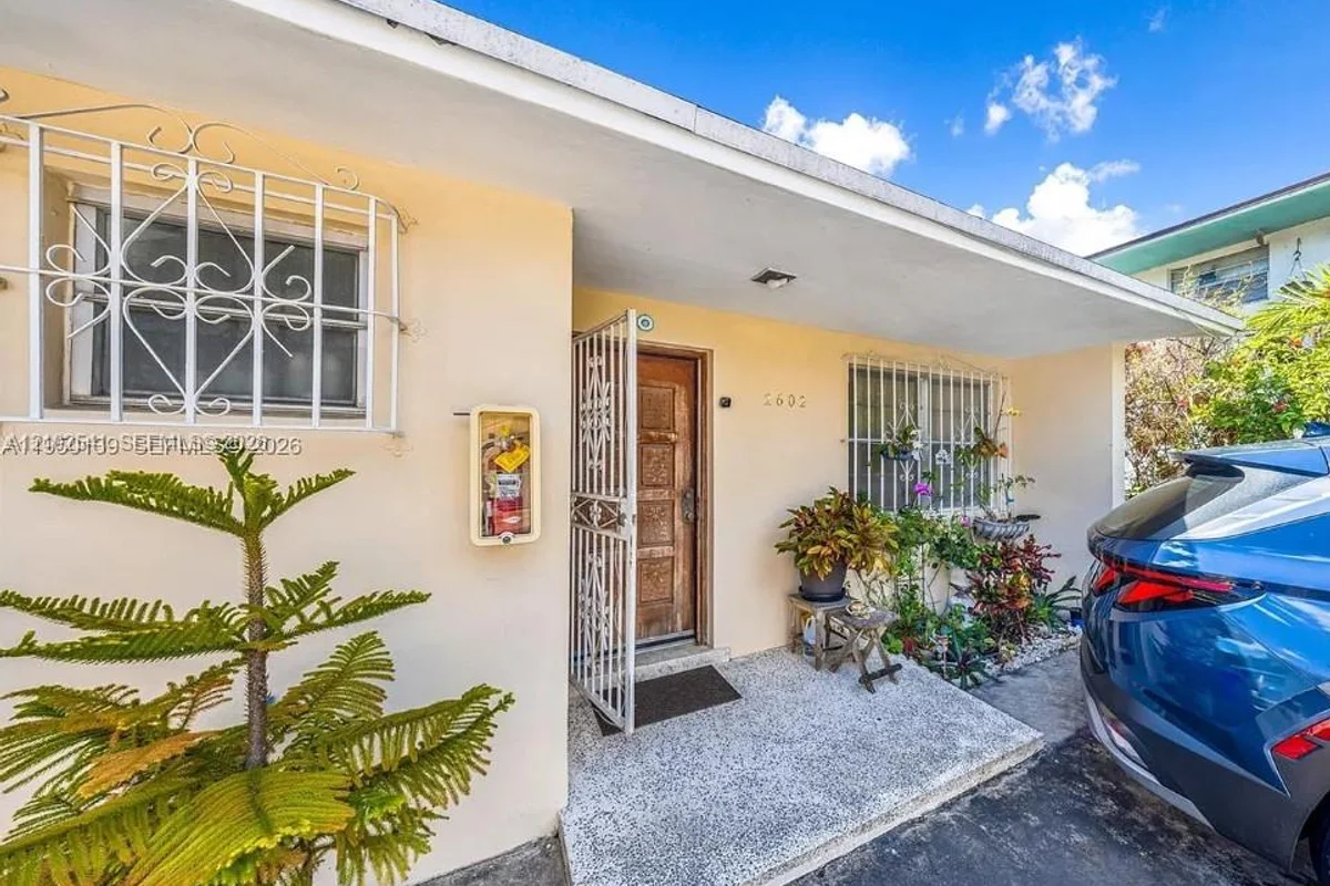 2602 SW 2nd St #2, Miami: photo 1 of 4