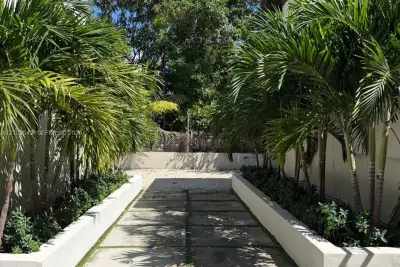 7521 NE 2nd Ct #2, Miami: photo 1 of 17