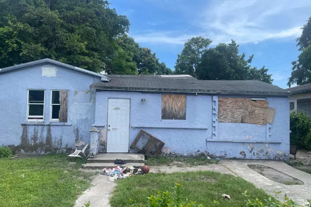2470 NW 87th St, Miami: photo 1 of 4