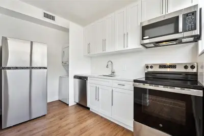 825 85th St #4, Miami Beach: photo 1 of 11