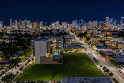 1110 NW 1st St #711, Miami: photo 1 of 15