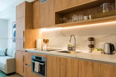 11 NE 6th St #204, Miami: photo 1 of 12