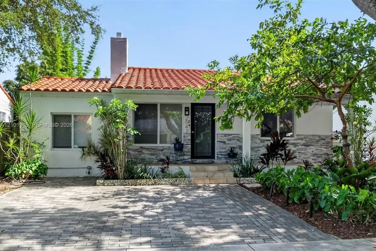 2543 SW 15th St, Miami: photo 1 of 35