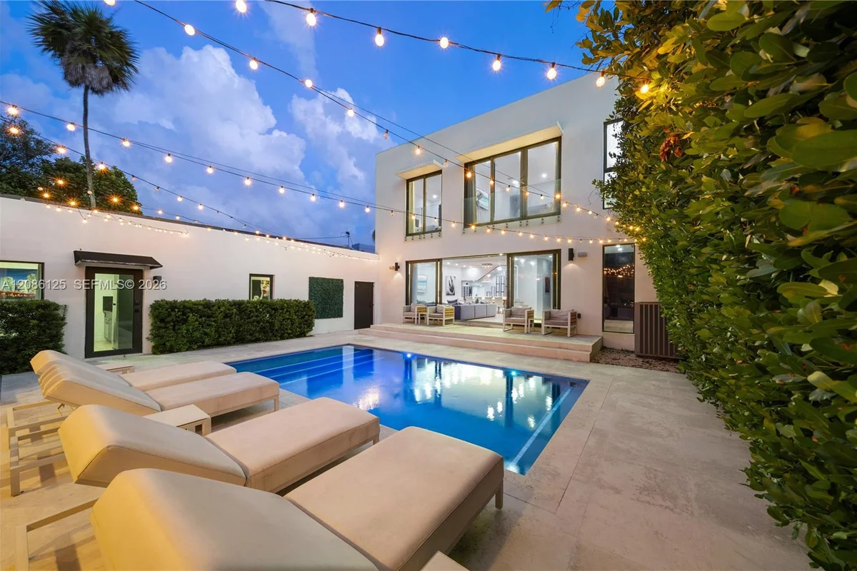 31 NE 51st St, Miami: photo 1 of 40