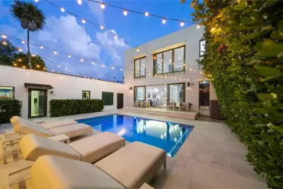 31 NE 51st St, Miami: photo 1 of 40
