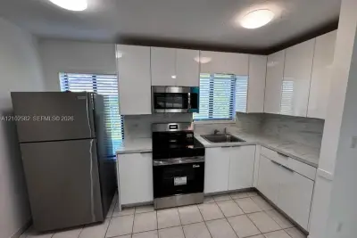 Townhouse in Homestead: photo 1 of 9