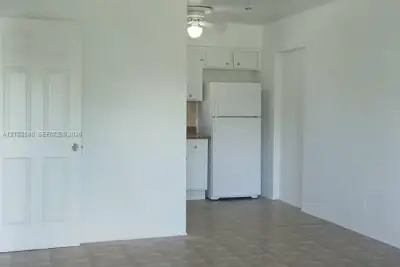 325 NE 2nd St #6, Hallandale Beach: photo 1 of 8